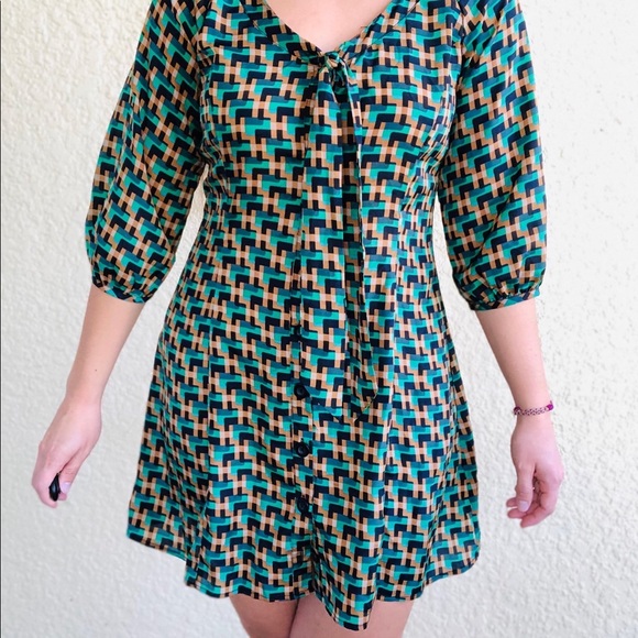 Retro-Inspired Tie-front Dress - Picture 6 of 7